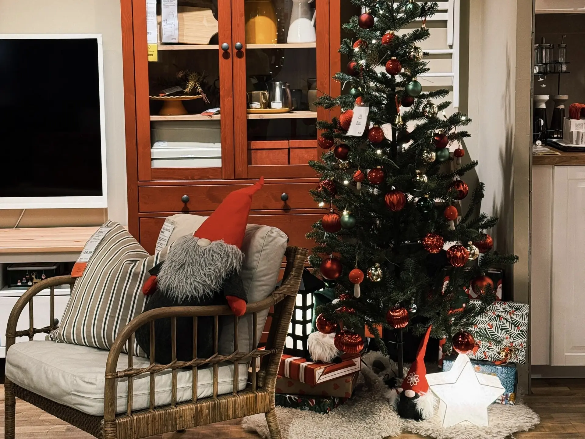Six Christmas mantel decor ideas that bring joy